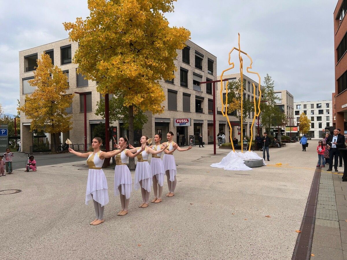 Eine Tanzperformance der Dancehall begleitete die feierliche Enthüllung der neuen Skulptur. ⇒Marktgemeinde Götzis
