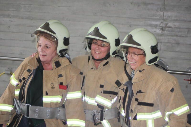 Einmal in Uniform der Feuerwehr Rankweil sein: Mit dabei auch Mohi-Leiterin Daniela Kessler (Mitte).⇒Thomas Knobel