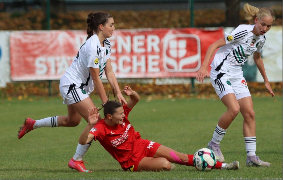 Einsatz total von Rankweils Stürmerin Sophie Mosbach. ⇒Thomas Knobel