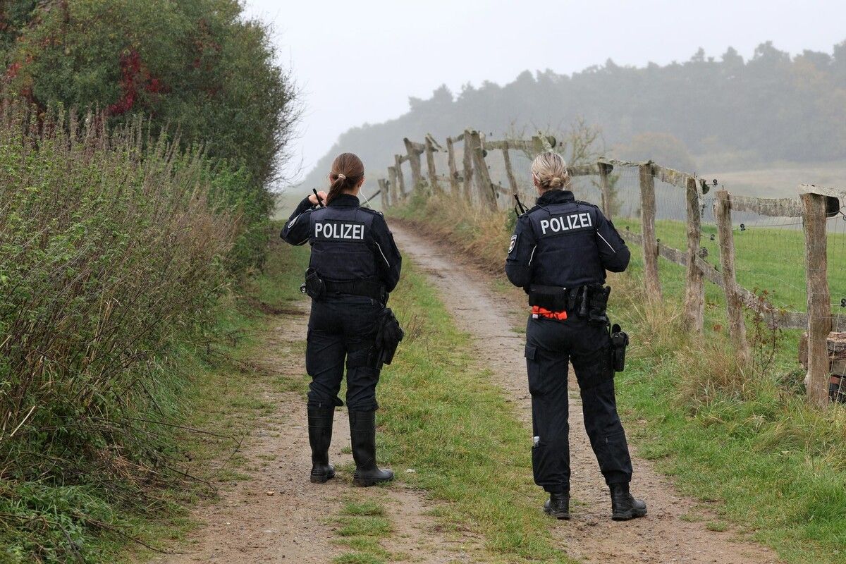 Einsatzkräfte haben die Kinderleiche in einem Wald bei Klein Upahl gefunden.⇒Apa