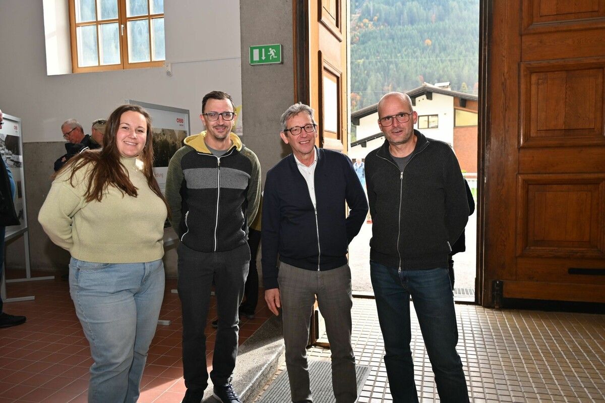 Elena Küng (Regio Klostertal-Arlberg), Martin Salzgeber (GV Klösterle), Hans Peter Pfanner (Bgm. Innerbraz) und Martin Strele (Kairos OG).
