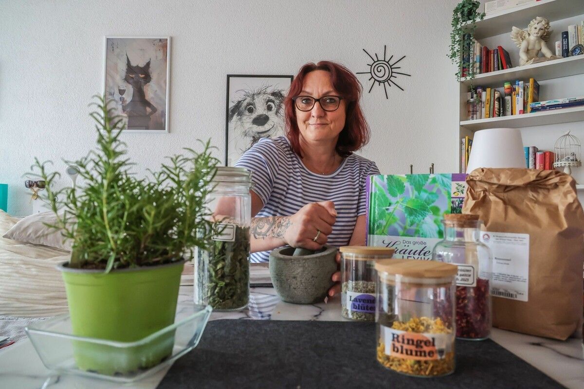 Elisabeth Topitsch macht aus Kräutern Tinkturen und Salben. ⇒vn/Steurer
