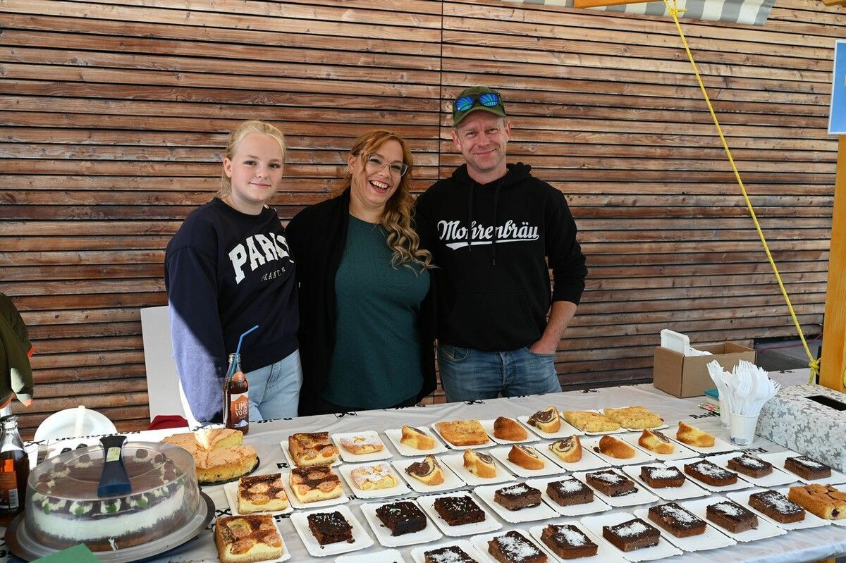 Emily, Anna und René Fisse betreuten den Kuchenstand.
