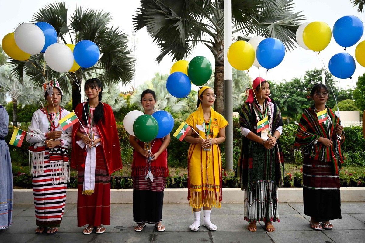 Ethnische Gruppen in Myanmar feiern in Naypyidaw das 10-jährige Jubiläum des landesweiten Waffenstillstandsabkommens. AFP (5)