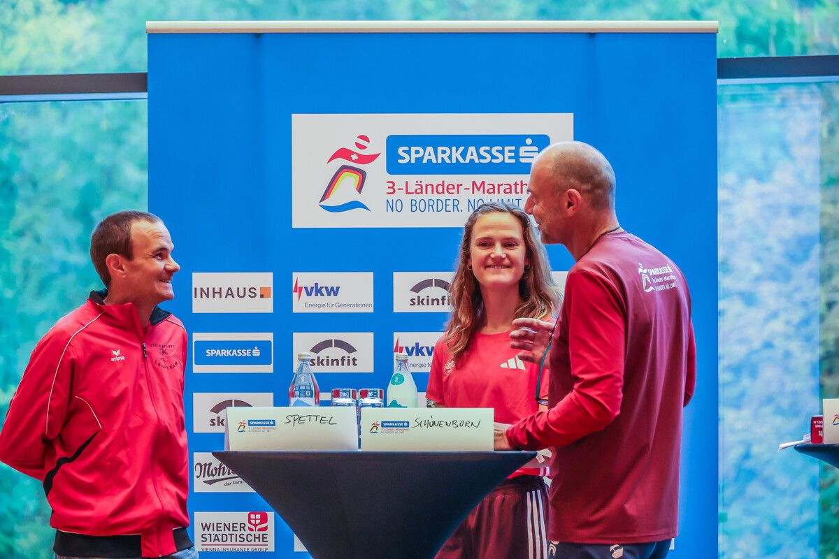 Experten im Gespräch: Rennleiter Günter Ernst (rechts) mit Rabea Schöneborn sowie Patrick Spettel, der seinen Landesmeistertitel verteidigt.⇒Steurer