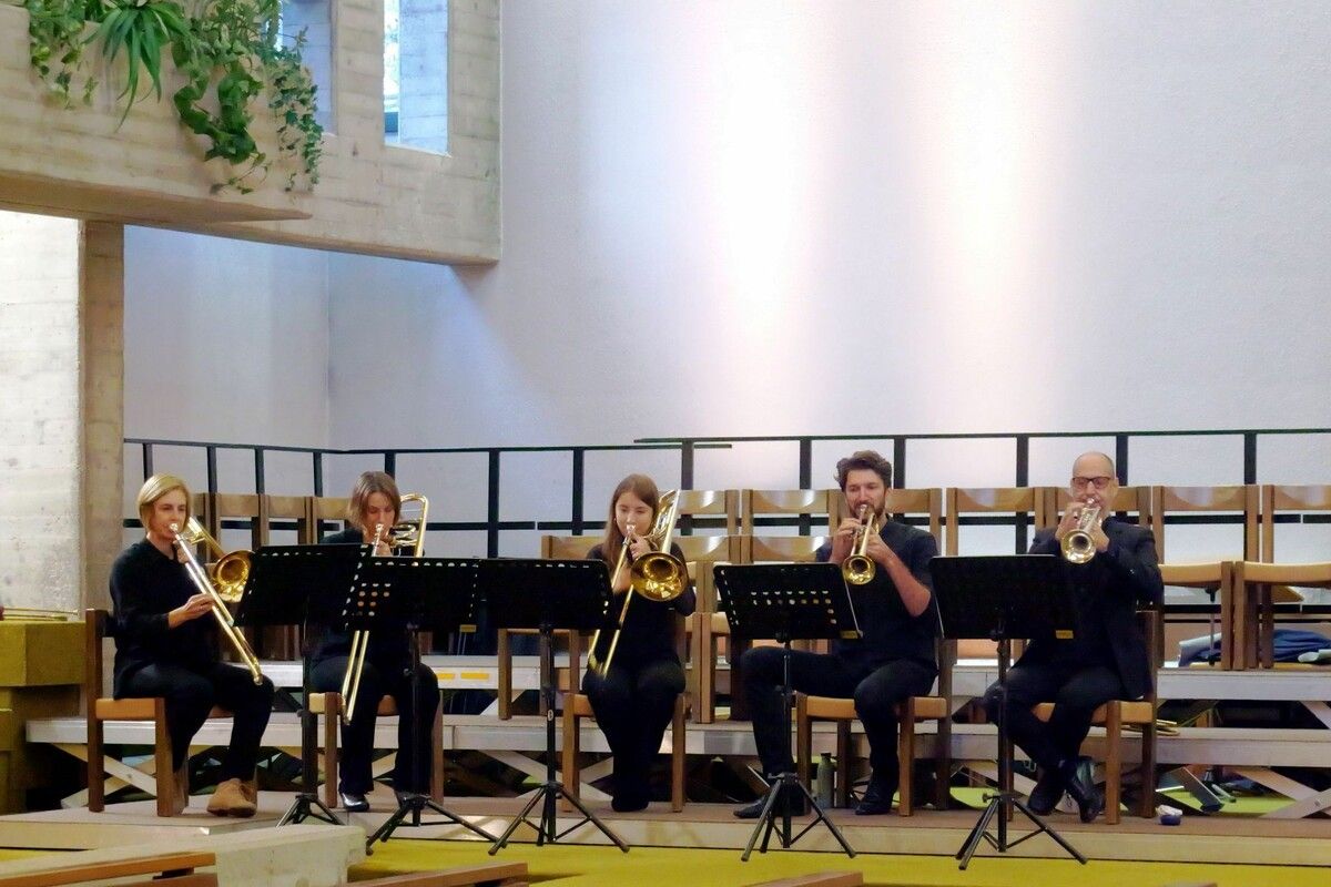 Festlicher Auftakt: Das Bläserquintett eröffnete das Jubiläumskonzert zum 50er der neuen Pfarrkirche Göfis.⇒HE