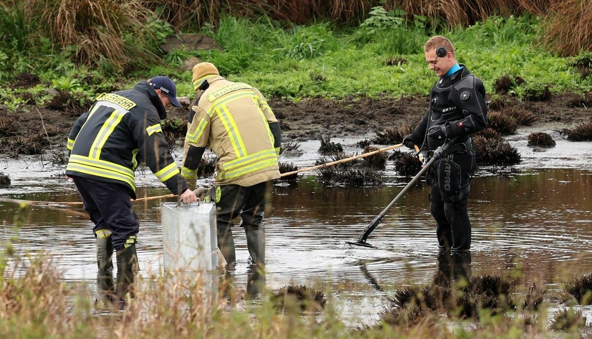Feuerwehrleute pumpten einen Tümpel bis zu einem niedrigen Wasserstand ab.⇒AFP