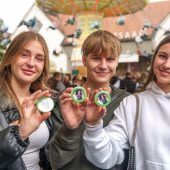 Größtes Volksfest als buntes Spektakel