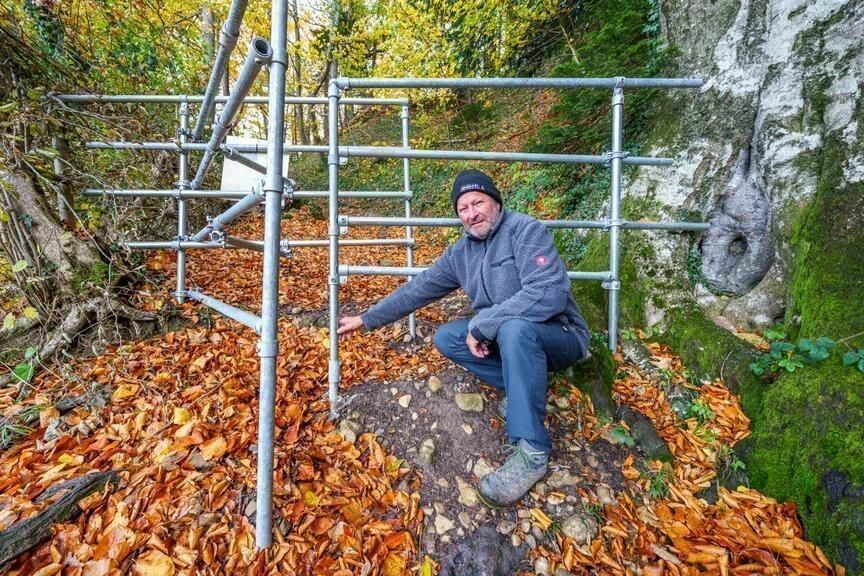 Roland Felder vor dem Durchgang, den er wieder mühevoll reparieren musste. ⇒Dietmar Stiplovsek
