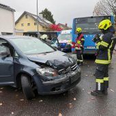 Stadtbus gegen Auto