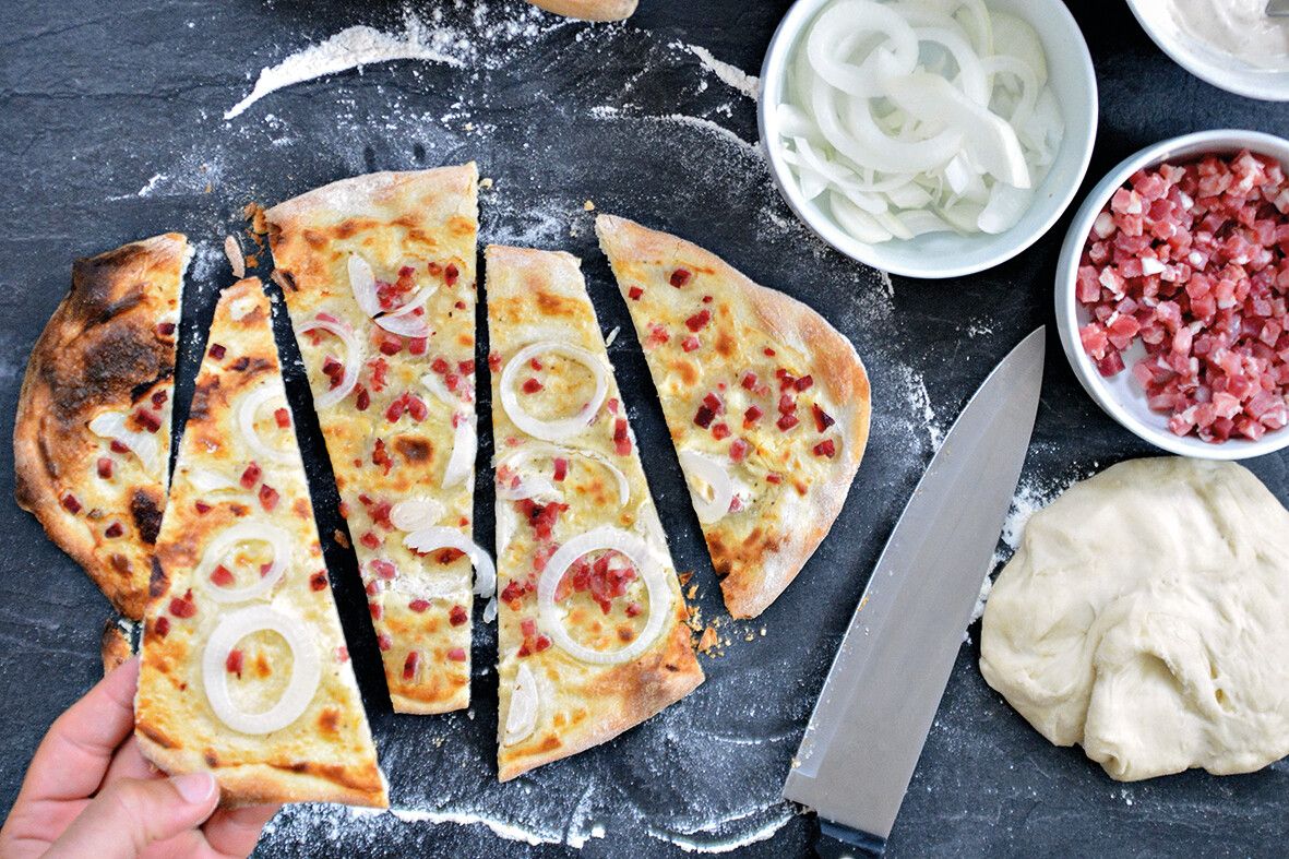 Flammkuchen ist typisch für die Region und wird oft als Snack in der Runde geteilt.