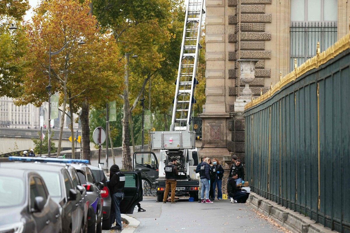 Französische Polizisten stehen neben einem Möbelaufzug, mit dem Räuber in das Louvre-Museum am Quai Francois Mitterrand in Paris eingebrochen sind.⇒AFP