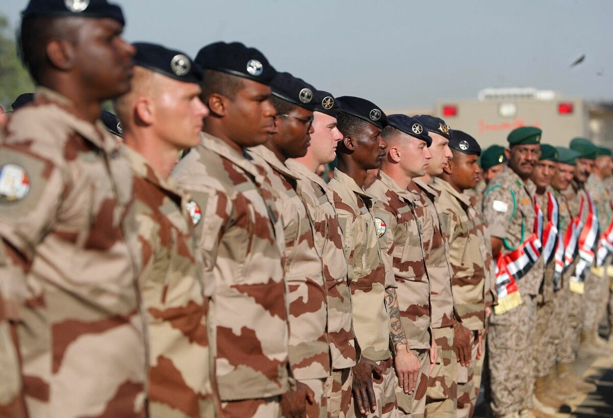 Französische und irakische Truppen nehmen an einer Zeremonie auf der Basis Taji nördlich von Bagdad zum Start eines Ausbildungskurses teil.