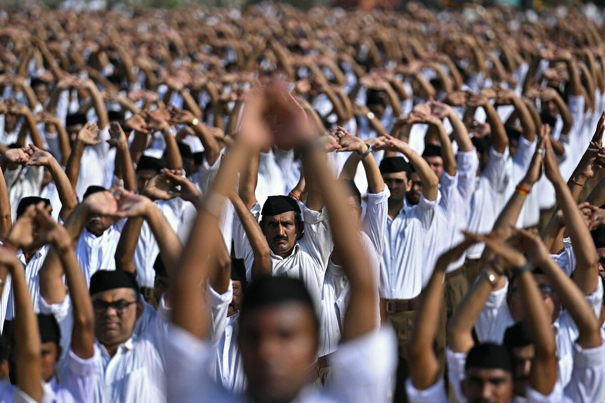 Freiwillige der Rashtriya Swayamsevak Sangh (RSS) nahmen an den Feierlichkeiten zum hundertjährigen Bestehen der hindu-nationalistischen Organisation im Reshimbagh Ground in Nagpur teil. AFP (5)