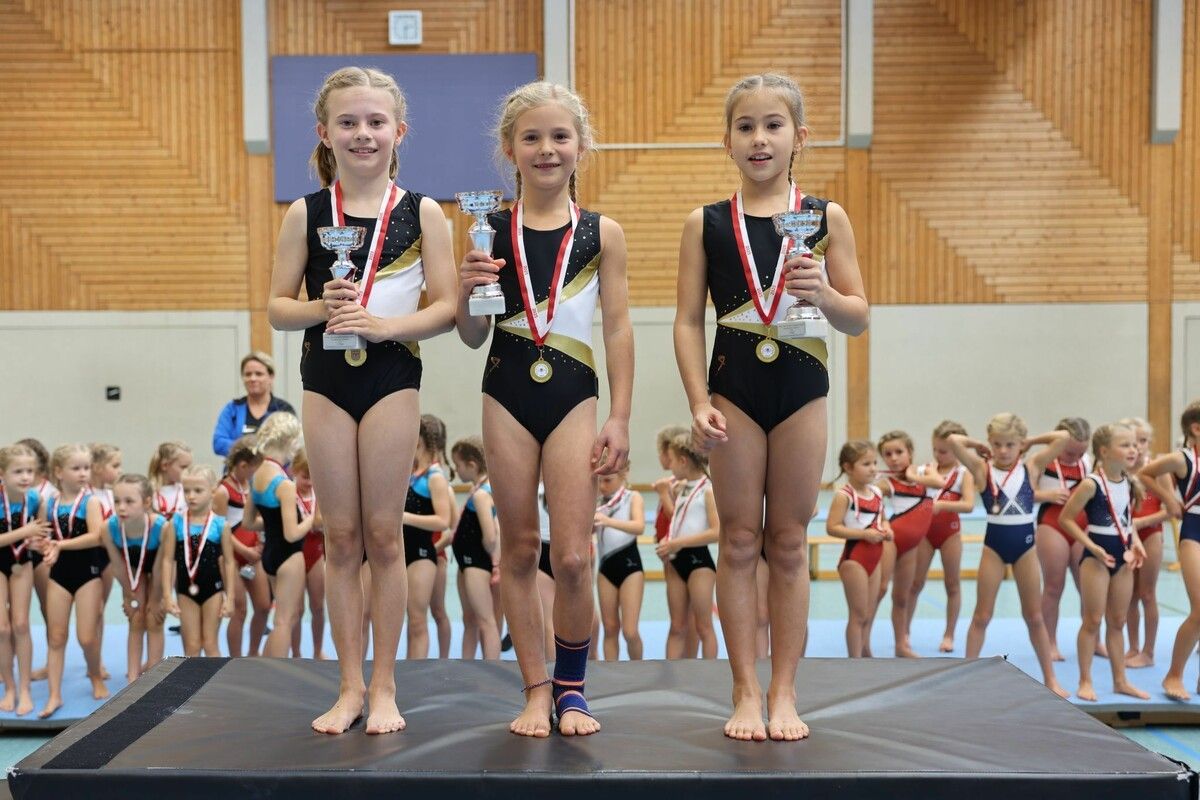 Freuten sich über Platz 1: Rosa Lia Wehinger, Carla Gygax, Luisa Nuck (nicht auf dem Bild: Luisa Diem).⇒nam (2)