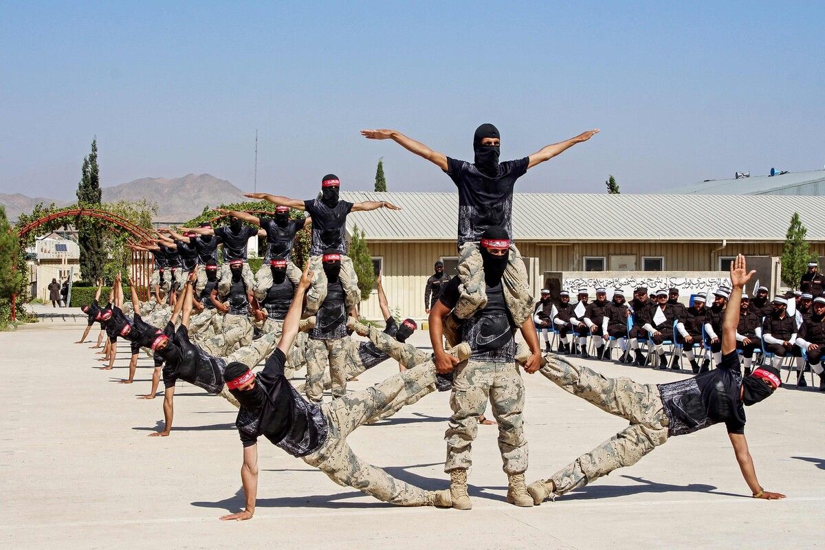 Frisch rekrutierte Taliban-Sicherheitskräfte zeigen bei der Abschlusszeremonie an der Polizeiakademie in Jalalabad ihr Können.
