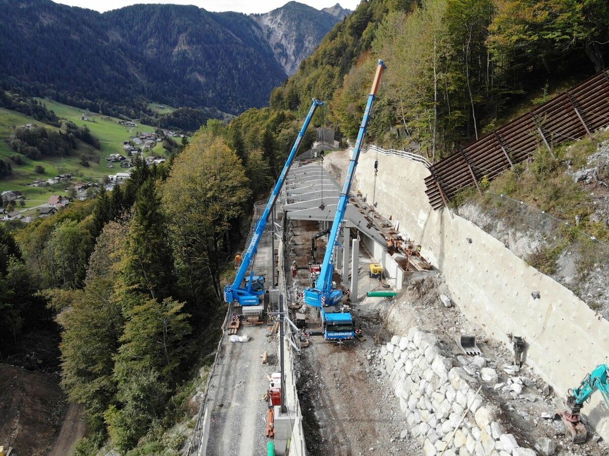 Für die Arbeiten an der Lawinengalerie musste das Gleisbett abgetragen werden.⇒ÖBB