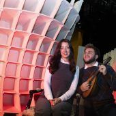 Ein Liebespaar auf und hinter der Bühne