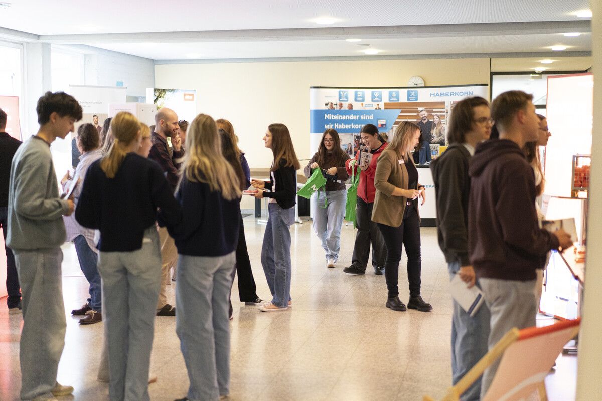 Für die Schülerinnen und Schüler bot die Jobmesse eine wertvolle Gelegenheit, regionale Unternehmen kennenzulernen. ⇒FA