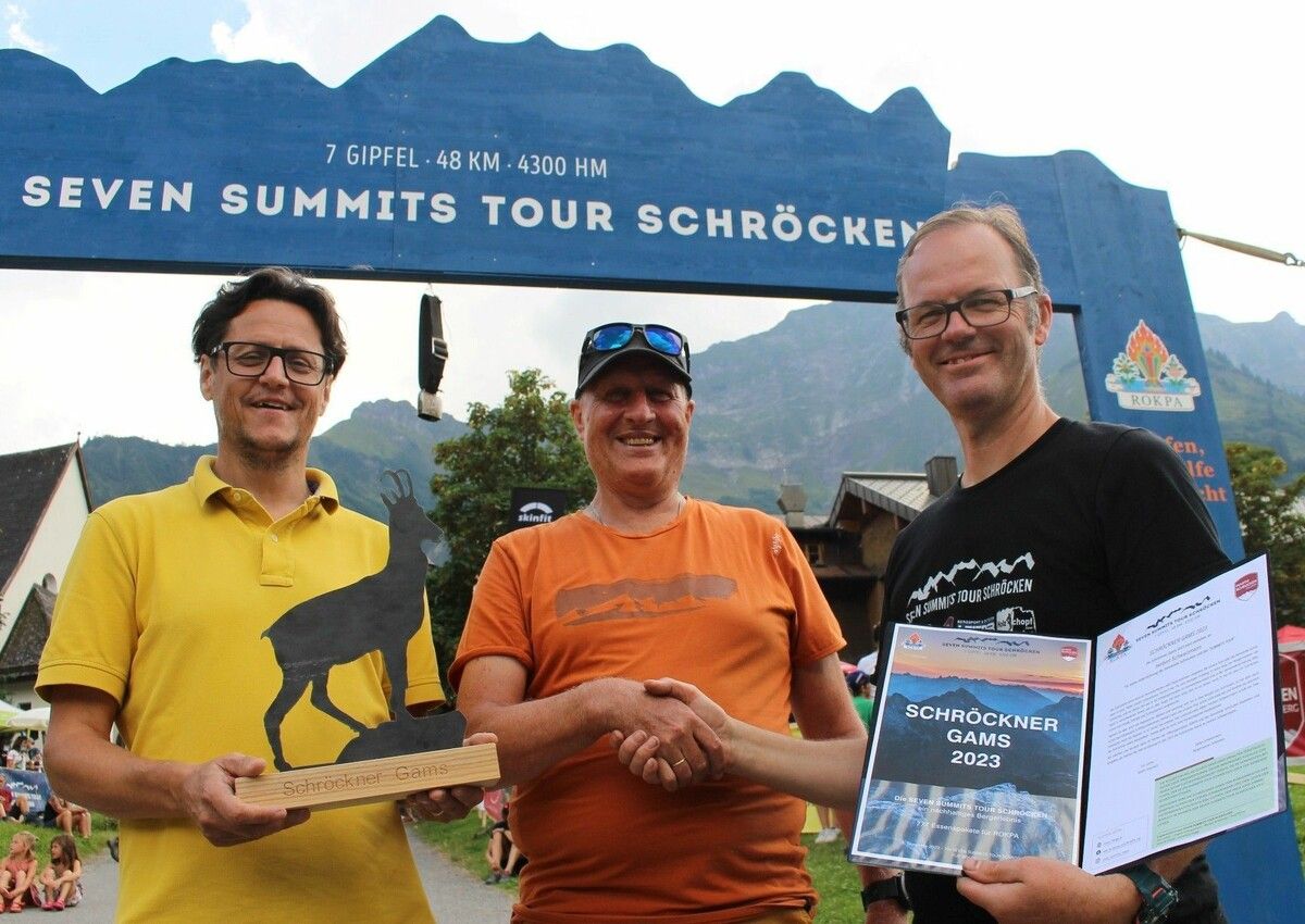 Für seine Verdienste um die Seven-Summits-Tour wurde Herbert Schwarzmann von Eric Leitner (r.) und seinem Bürgermeister-Nachfolger Stephan Schwarzmann mit der Schröckener Gams ausgezeichnet. ⇒stp (4)