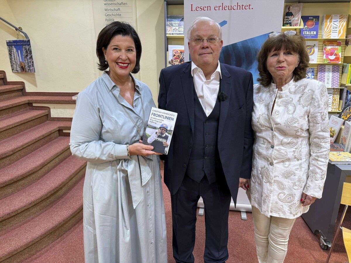 Gastgeberin Verena Brunner-Loss und Autor Christian Wehrschütz mit Elisabeth bei der Buchpräsentation „Frontlinien“.⇒Franc