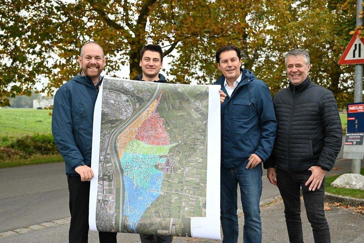 Gemeinderat Simon Vetter (Grüne), Tiefbauleiter Nicholas Hofer, Vizebürgermeister Martin Fitz (FPÖ) sowie der Projektverantwortliche vom Hochbau, Marcus Engel, mit den unterschiedlichen Bauetappen der neuen Straßenlaternen.⇒BVS (3)