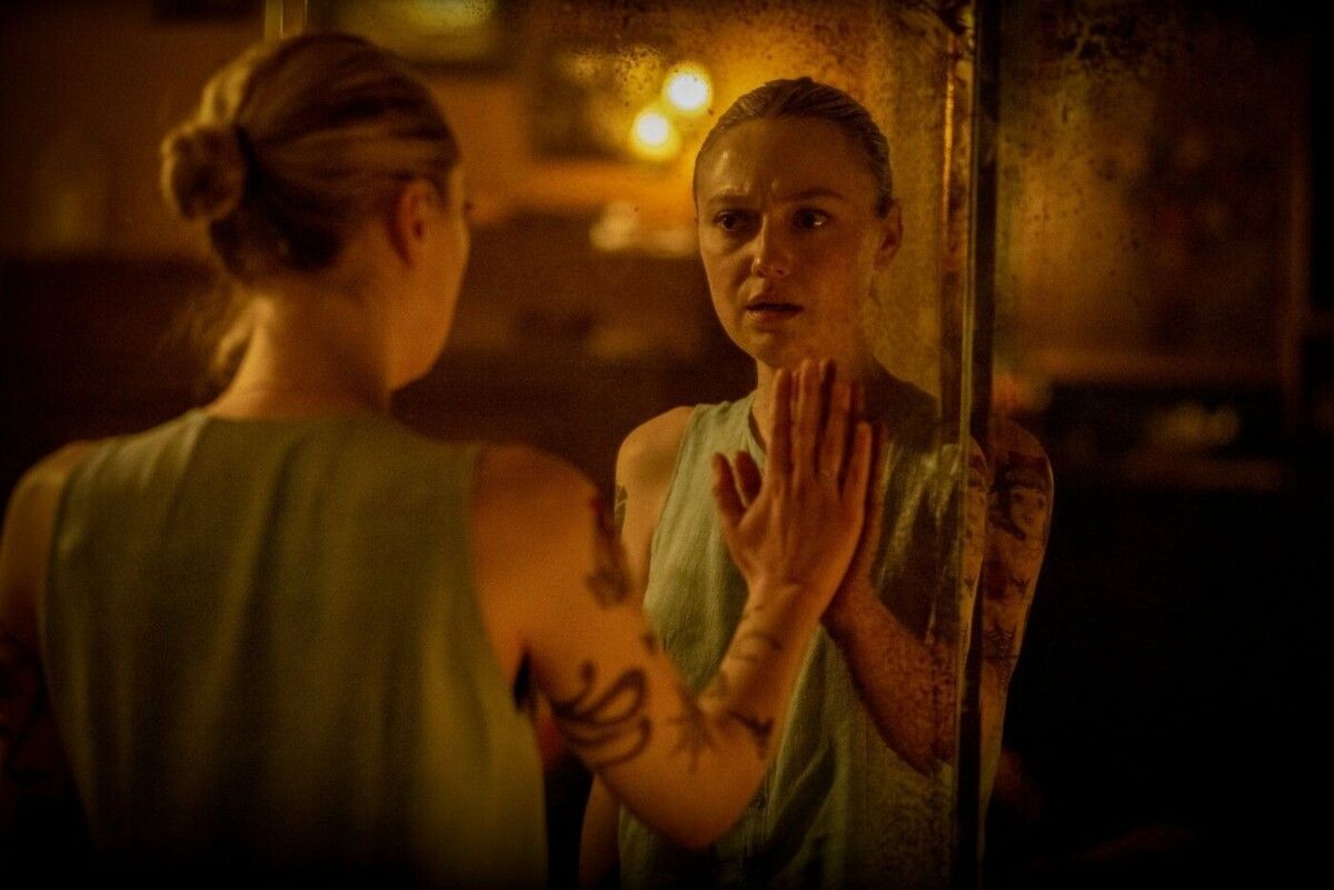 Gespielt wird Polly von Dakota Fanning, die bereits Horrorerfahrung sammelte.⇒Paramount+