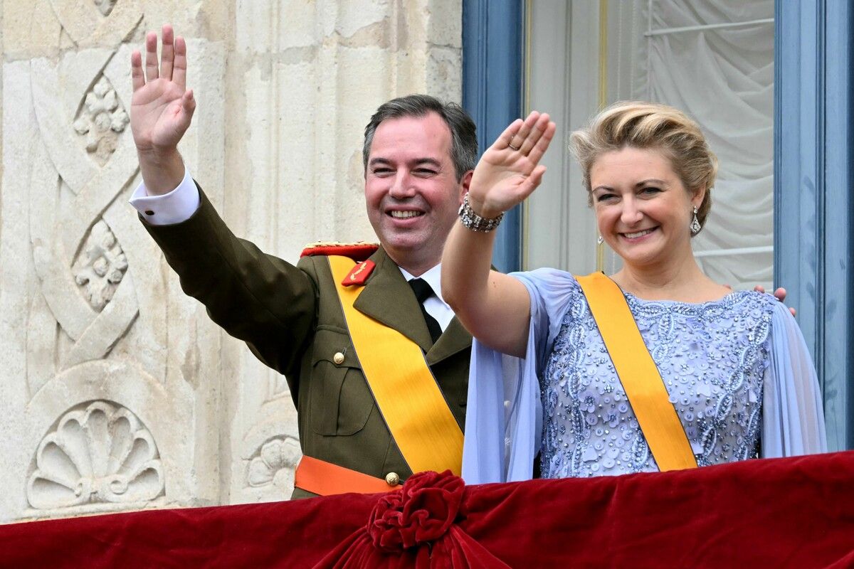 Großherzog Guillaume und Herzogin Stéphanie winken nach der Vereidigung vom Balkon des großherzoglichen Palastes. ⇒afp