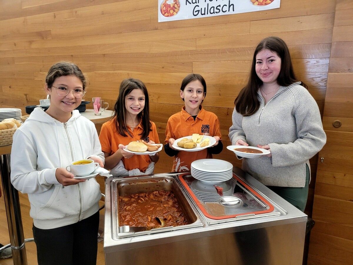 „Gsottene Kartoffla“ mit Butter, Topfenaufstrich und Käs, eine Lochauer Kürbissuppe, ein würziges Kartoffelgulasch oder Wienerle mit Brot – das steht an diesem Sonntag auf der Speisekarte.