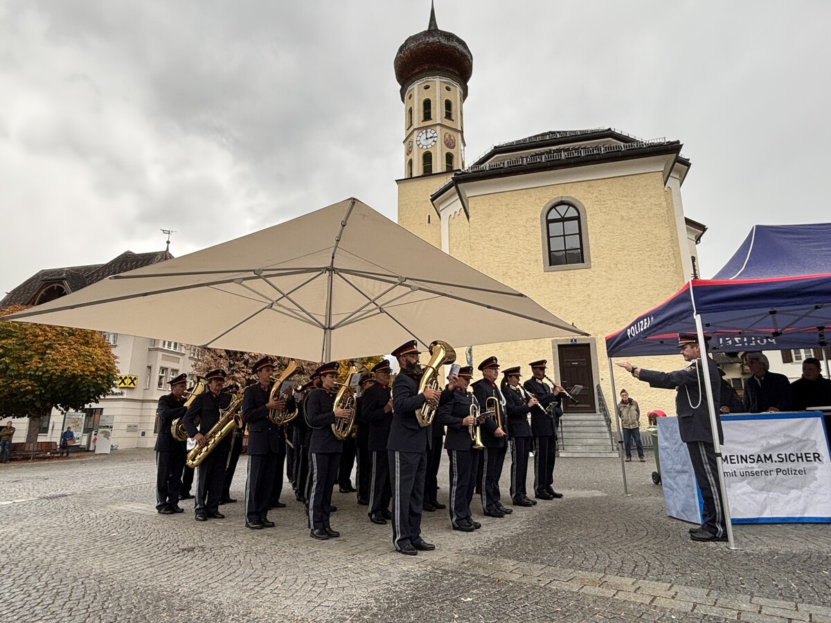 Guntram Bitschnau war früher selbst Gendarm in Gaschurn. Landespolizeidirektorin Uta Bachmann stellt sich seinen Fragen. ⇒VN/Rau