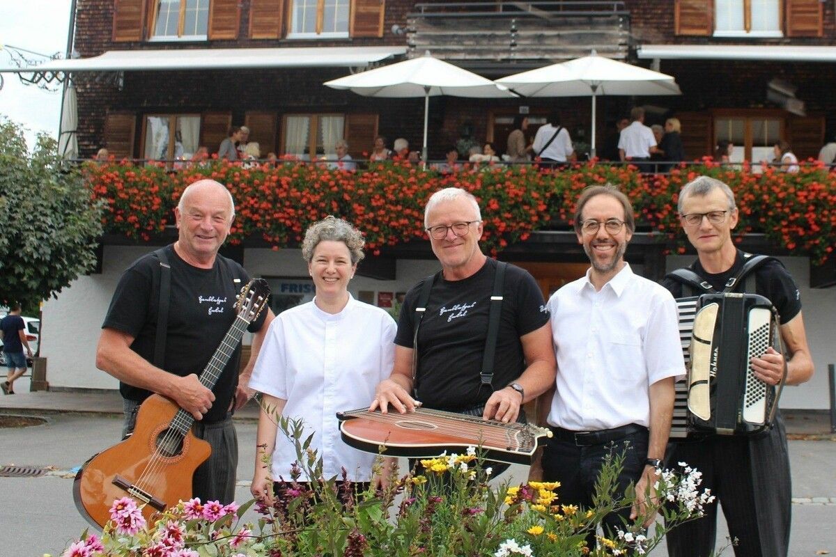 Helene und Dietmar Nußbaumer hatten kürzlich Hanskaspas Enkel zu Gast in ihrem Hittisauer Hotel, das sie trotz vier Sternen und drei Hauben ganz bewusst „Gasthof“ Krone nennen. ⇒Peter Strauss (2)