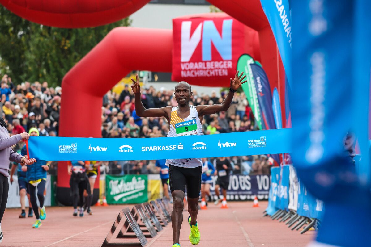 Hosea Tuwei genießt den Augenblick der Zielankunft. Sein Versprechen nach seinem ersten Sieg beim Sparkasse 3-Länder-Marathon: „Ich möchte gerne wieder hier starten.“⇒Steurer/7