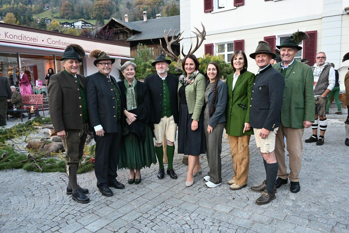 Hubertushirsch-Erleger Hannes Maier (4. von links) mit Vertretern aus Politik und Jagd.