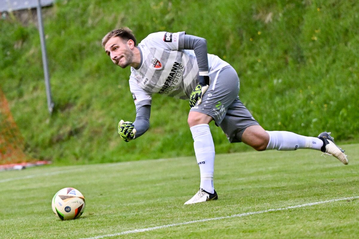 Im Bergstadion zu Bizau will FCB-Goalie Max Lang gegen die Admira aus Dornbirn seinen Kasten sauber halten.⇒serra