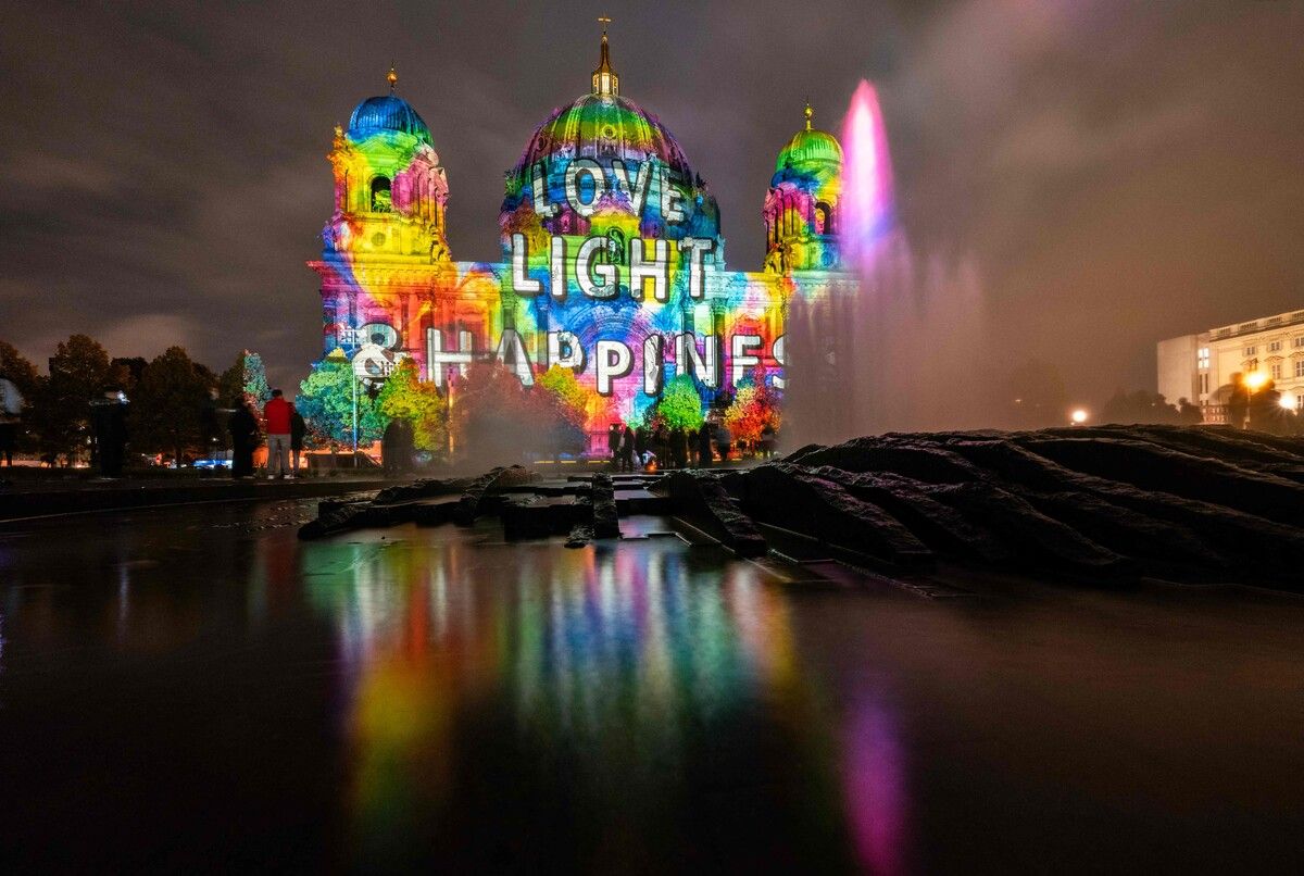 Im Rahmen des jährlichen Festival of Lights in Berlin werden zahlreiche Gebäude und Plätze bunt beleuchtet.