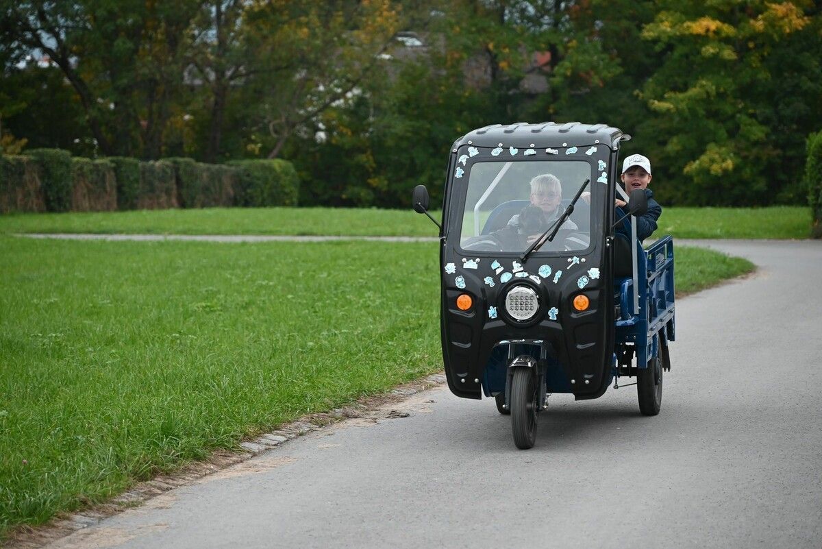 Immer häufiger auf Lustenaus Straßen zu sehen: die elektrischen Tuk-Tuks, die ab dem Fahrradführerschein genutzt werden dürfen.