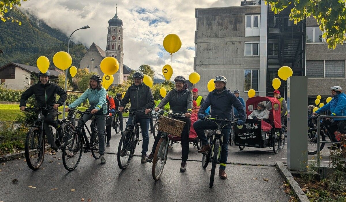 In Bludenz beim Rathaus wurde die Parade gestartet. ⇒stadt bludenz