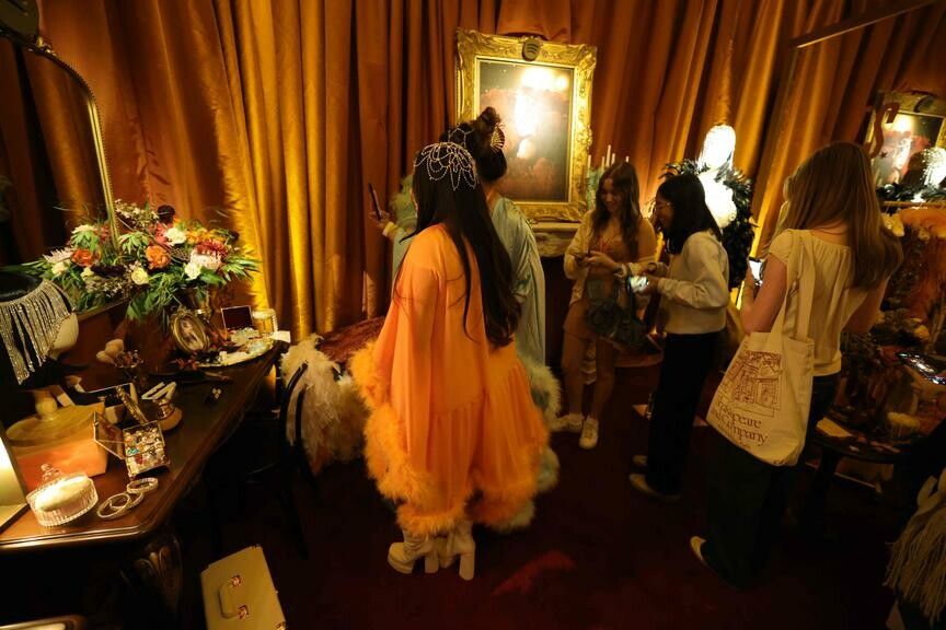 In einem Pop-Up-Museum in New York konnten Fans vorab in Swifts Showgirl-Welt eintauchen.⇒AFP
