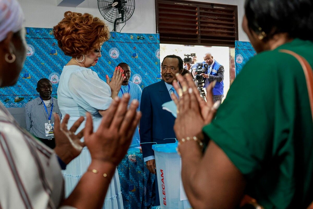 In Kamerun hat am Sonntag die Präsidentschaftswahl begonnen, bei der der 92-jährige Amtsinhaber Paul Biya für eine achte Amtszeit kandidiert.