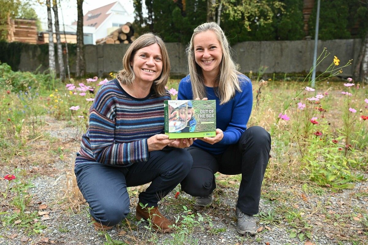 Iris Lerch-Beer und Stefanie Kaufmann von der Inatura freuen sich, mit dieser Box eine besondere „Werkzeugkiste“ für Interessierte geschaffen zu haben. ⇒bvs (2)