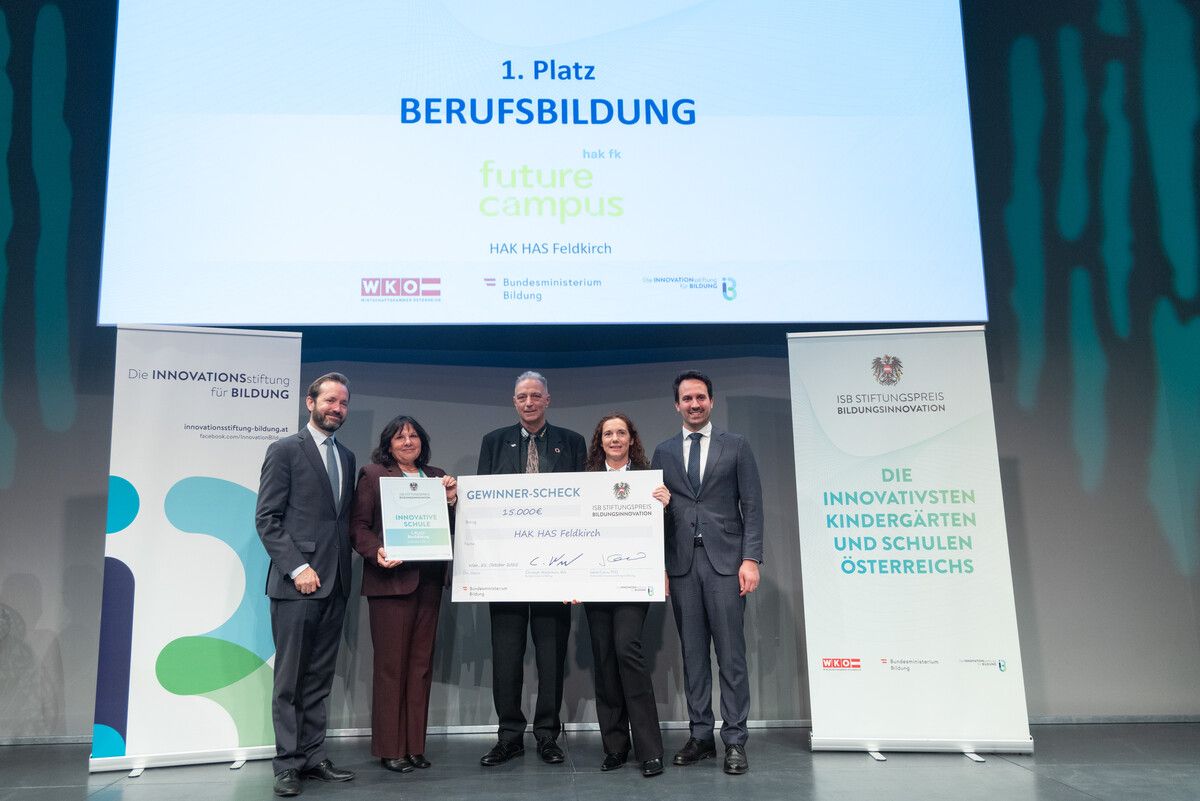 Jakob Calice (ISB-Vorstand), Vertreterinnen und Vertreter der Schule und Christoph Wiederkehr (Bildungsminister).⇒APA/Tanzer