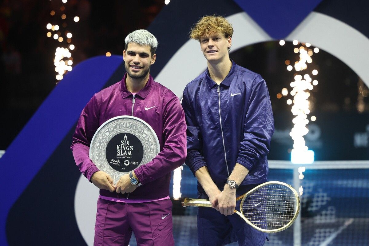 Jannik Sinner (r.) erhielt beim Six-Kings-Slam-Einladungsturnier in Riad für seinen Finalerfolg gegen Carlos Alcaraz umgerechnet 3,85 Millionen Euro.⇒APA