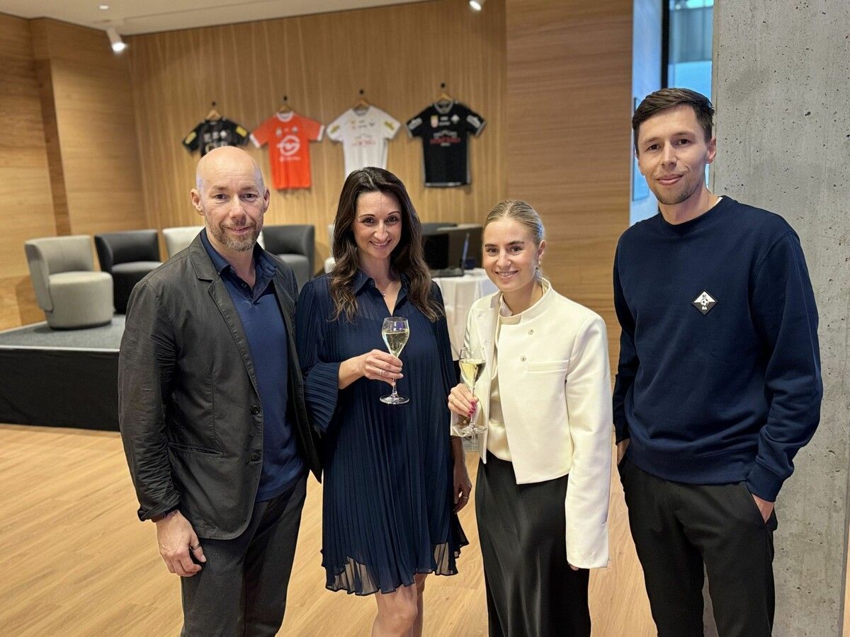 Johannes und Simone Sturn (Team Agentur) mit Lisa Metzler und Manuel Willam (Organisationsteam SCR Altach) bei der Fashion-Show im Business Club.⇒Sigrid Juen