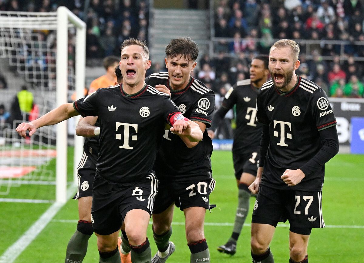 Joshua Kimmich jubelt mit seinen Kollegen vom FC Bayern München über den Sieg bei Borussia Mönchengaldbach.⇒gepa