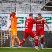 Rothosen feiern Derbysieg trotz Unterzahl