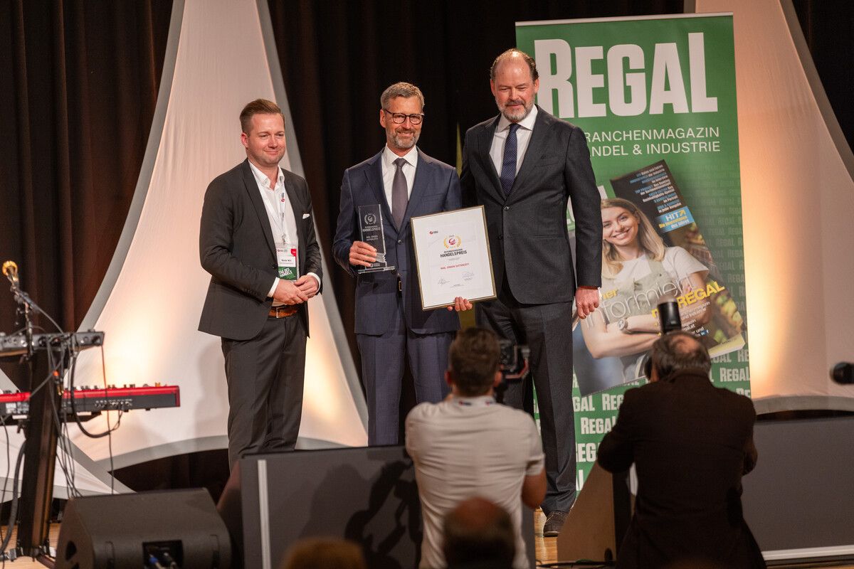 Jürgen Sutterlüty (Mitte) wurde mit dem Österreichischen Handelspreis 2025 für sein Lebenswerk ausgezeichnet. Gratulanten: Laudator Klaus-Dieter Koch (re.) und Rainer Willi (Handelsverband) ⇒f-stop.at