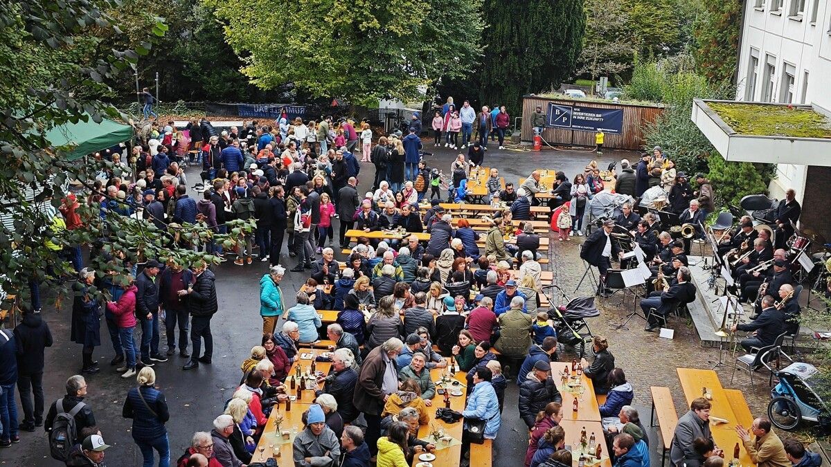 Jung und Alt treffen sich bei herbstlicher Stimmung im Schulhof der VS Oberdorf. ⇒Veranstalter