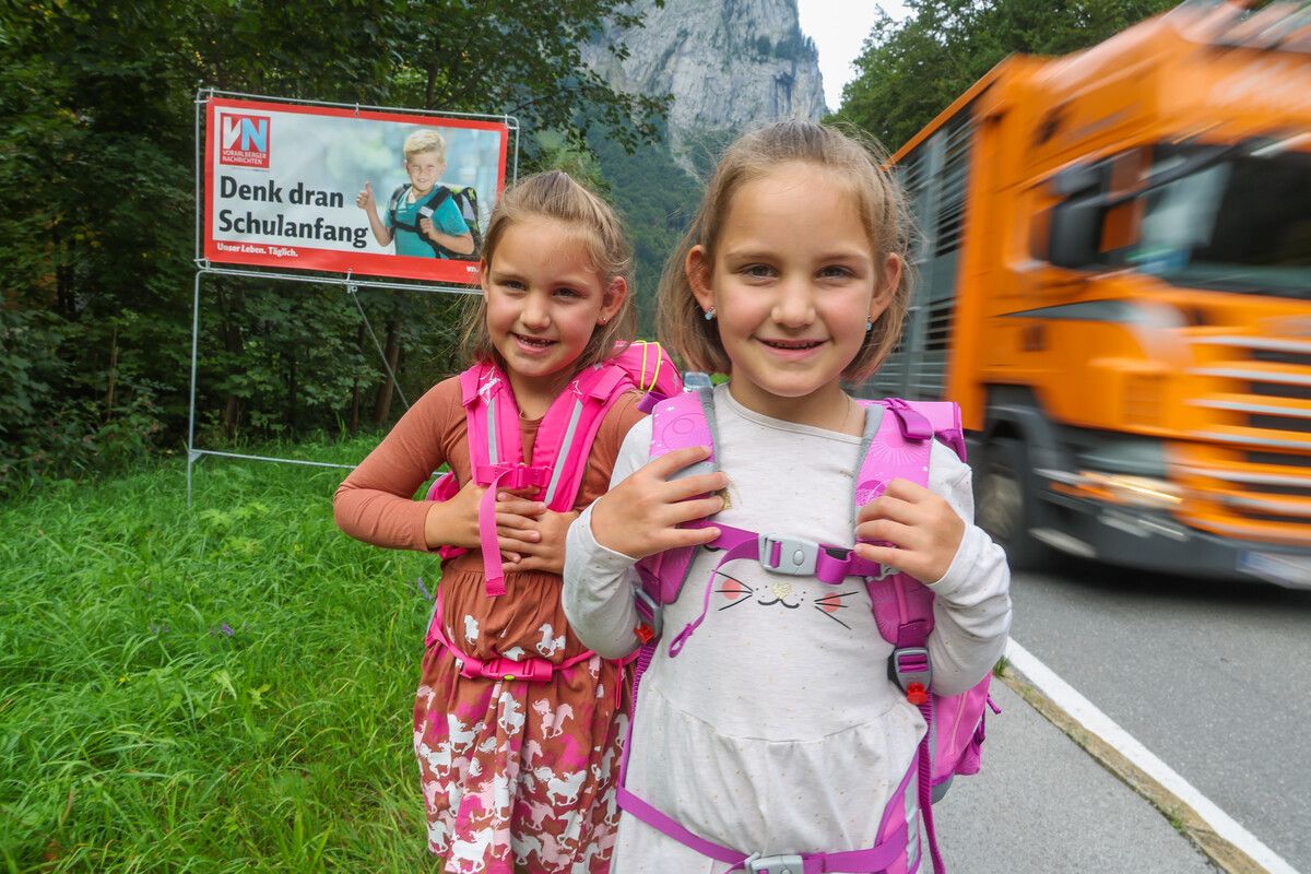 Junge Schüler, Radfahrer, Pkw und Schwerverkehr teilen sich das Straßennetz. Nicht überall ist dies gefahrlos.⇒VN/Steurer