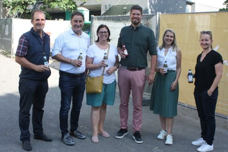 Karl Huber, Thomas Pachole, Katharina Wöß-Krall, Bosse Danielsen, Vivienne Pfanner und Stefanie Obwegeser-Kollmann im Smalltalk vor der Baustelle. ⇒vn/tk