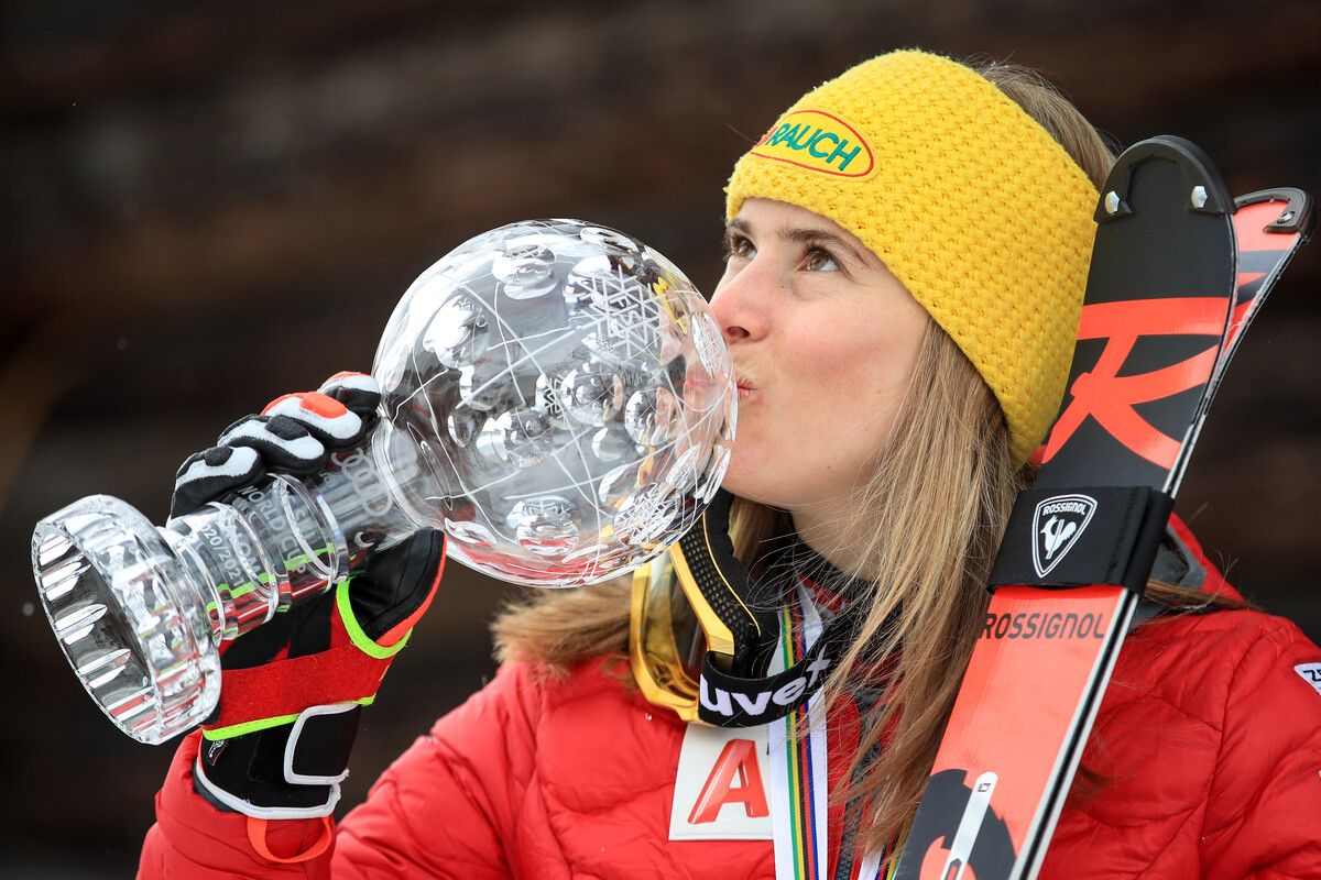 Katharina Liensberger mit der Kristallkugel für ihren Gesamtsieg im Slalom-Weltcup am Ende der Saison 2020/21.⇒GEPA